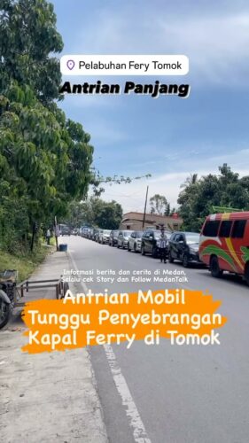 Antrian kendaraan mobil yang menunggu penyeberangan kapal ferry di Tomok Samosir hari