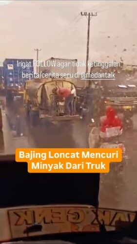 Bajing Loncat mencuri Minyak dari Truk Tangki yang berjalan sambil antrian macet