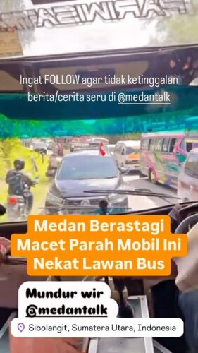 Lalulintas Medan Berastagi Macet Parah, mobil ini nekat lawan arah lawan bus