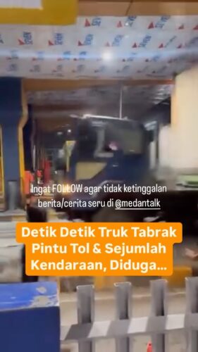 Detik detik Truk Kontainer Tabrak Gerbang Tol dan sejumlah truk dan mobil