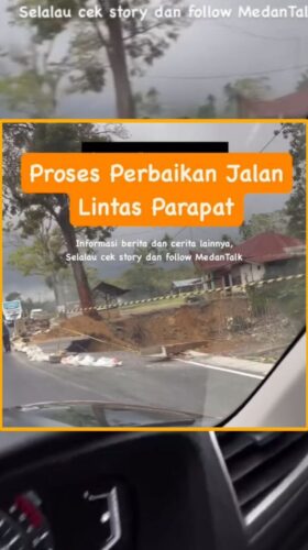 Proses perbaikan jalan di Lintas Parapat Danau Toba Sumatera Utara. Harap tetap