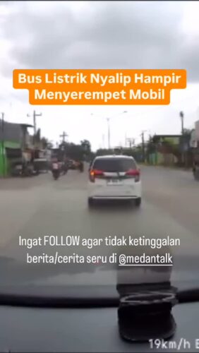Bus Listrik Nyalip Hampir Menyerempet Mobil. Warga Medan Mengeluh Cara Nyetir Bus Listrik di Medan yang menyalip dengan cara membahayakan pengendara lainnya
Menurut pengirim video: “Kejadian pada hari Minggu tanggal 09/02/2025 di jalan Yos Sudarso menuju brayan Medan, bus listrik ugal2an dan hampir menyerempet mobil di sampingnya. Semoga menjadi perhatian untuk pihak terkait supaya kejadian seperti ini tidak terulang lagi.”
Terlihat dalam rekaman dashcam mobil, sebuah bus listrik nyalip dua mobil dari kanan dan memaksa masuk lajur dimana mobil terpaksa ngalah ke kiri agar menghindari tabrakan dari bus listrik
◇ Selalu pantau STORY dan FOLLOW @medantalk utk info kejadian/kecelakaan/lalulintas terkini yang blm tentu di post ke feed dan utk bisa ikut komentar. Ingat juga Aktifkan notifikasi agar tidak ketinggalan breaking news/story