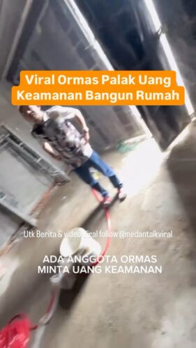 Viral Ormas Palak Uang Keamanan Bangun Rumah di Medan
Seorang pria dihampiri oleh orang berseragam ormas (organisasi masyarakat) saat sedang membangun rumah.
Dalam video tersebut, pria yang tidak diketahui namanya ini tiba-tiba didatangi oleh orang yang mengaku ormas lapangan meminta uang jaminan dan keamanan.
“Abang yang koordinasi lapangannya? Biayanya itu” tanya pria tersebut dalam video
“Kalau dalam proses pembangunan emang gitu bang, sebenarnya dari sepakat awal pembangunan,” jawab pria yang mengaku ormas setempat.
Lebih lanjut, dalam video itu juga memperlihatkan pria yang sedang membangun rumahnya ini tampak kebingungan ketika dimintai sejumlah uang oleh para anggota ormas.
Pria tersebut terlihat tetap tenang dan mencoba menjelaskan bahwa ia tidak mengetahui adanya aturan semacam itu. Namun, para anggota ormas tetap bersikeras meminta uang.
Apakah anda pernah mengalami kejadian serupa?
Video lengkap @medanku
◇ Selalu pantau STORY dan FOLLOW @medantalk utk info kejadian/kecelakaan/lalulintas terkini yang blm tentu di post ke feed dan utk bisa ikut komentar. Ingat juga Aktifkan notifikasi agar tidak ketinggalan breaking news/story
Sumber: VIVA