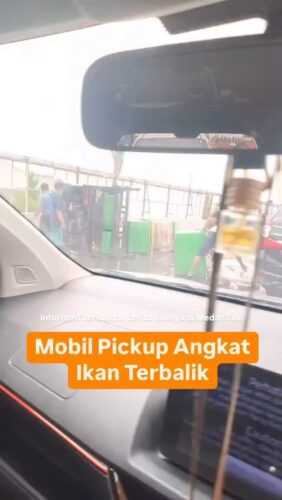 Musibah kecelakaan mobil Pickup yang sedang mengangkut ikan mengalami kecelakaan di toll