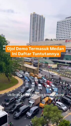 Ojol Demo Termasuk di Medan Cek Daftar Tuntutannya
Puluhan ribu pengemudi ojek online (ojol) dari berbagai daerah di Indonesia akan menggelar aksi demo besar-besaran pada Selasa (20/5/2025). Aksi ini digalang oleh Asosiasi Pengemudi Ojol Garda Indonesia dan diikuti oleh puluhan ribu driver roda dua dan roda empat.
Demonstrasi ini akan disertai dengan penghentian layanan aplikasi secara massal selama satu hari penuh, mulai pukul 00.00 hingga 23.59 WIB.
Dalam aksi demo ini, pengemudi ojol membawa lima tuntutan utama, yakni:
1. Presiden RI dan Menteri Perhubungan memberikan sanksi tegas kepada perusahaan aplikasi yang melanggar Permenhub PM Nomor 12 Tahun 2019 tentang Pelindungan Keselamatan Pengguna Sepeda Motor yang Digunakan Untuk Kepentingan Masyarakat dan Kepmenhub KP Nomor 1001 Tahun 2022 tentang Perubahan atas Kepmenhub Nomor KP 667 Tahun 2022 tentang Pedoman Perhitungan Biaya Jasa Penggunaan Sepeda Motor yang Digunakan untuk Kepentingan Masyarakat yang Dilakukan dengan Aplikasi.
2. DPR RI Komisi V diminta menggelar Rapat Dengar Pendapat (RDP) gabungan yang melibatkan Kemenhub, asosiasi pengemudi, dan aplikator.
3. Penetapan potongan maksimal 10% oleh aplikator dari pendapatan mitra.
4. Revisi sistem tarif penumpang, termasuk penghapusan program “aceng”, hemat, dan prioritas.
5. Penetapan tarif layanan makanan dan pengiriman barang secara adil dengan melibatkan asosiasi pengemudi, regulator, aplikator, dan Yayasan Lembaga Konsumen Indonesia (YLKI).
Apakah anda ikut terdampak dalam demo ini di Medan?
Sumber: beritasatu