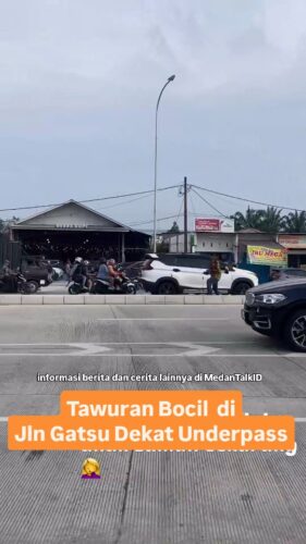 Tawuran bocil - bocil hari ini di Jalan Gatot Subroto didekat Underpass.
◇ Selalu pantau STORY dan FOLLOW @medantalkid utk info kejadian/kecelakaan/lalulintas terkini yang blm tentu di post ke feed dan utk bisa ikut komentar. Ingat juga Aktifkan notifikasi agar tidak ketinggalan breaking news/story