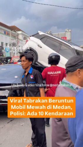 Viral Tabrakan Beruntun Mobil Mewah di Medan, Polisi: Ada 10 Kendaraan
Kecelakaan beruntun yang melibatkan 10 kendaraan terjadi di Jalan HM Yamin, Kota Medan, pada Senin (26/5/2025). Video kecelakaan itu pun viral di media sosial.
Kasat Lantas Polrestabes Medan AKBP I Made Parwita mengatakan, kejadian itu terjadi sekitar pukul 17.15 WIB. Mulanya, pengemudi mobil listrik merek BYD menabrak mobil Avanza dan Wuling Almaz. Tak lama, pengemudi Avanza dan Wuling turun dari mobil.
“Mereka mendatangi pengemudi mobil listrik ini. Terus diketoklah mobil listrik itu biar pengemudinya keluar,” kata Made melalui saluran pada Senin (26/5/2025). Dia menyampaikan, pengemudi mobil listrik panik dan berusaha untuk menghindar.
“Akhirnya, dia tidak sengaja menginjak gas dan menabrak mobil Pajero serta beberapa unit kendaraan lagi,” ujar Made. “Jumlah kendaraan dalam tabrakan ini ada 10 unit. Delapan roda empat, satu roda dua, dan satu becak motor,” katanya. Made mengucapkan, tidak ada korban jiwa dan yang terluka akibat kecelakaan ini. Kini, polisi telah mengevaluasi seluruh kendaraan itu ke Polsek Medan Timur. “Sopir mobilnya sudah diamankan untuk diperiksa,” ucap Made.
Lalulintas sekitar sempat macet total hingga proses evakuasi malam hari. Apakah anda juga terjebak macet disana?
Cek video lainnya di @medantalkid @medanku @otomtalk
Utk Berita & video Viral follow @medantalkviral
Sumber: kompas