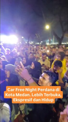 Car Free Night Perdana di Kota Medan. Lebih Terbuka, Ekspresif dan Hidup
Suasana sekitaran Lapangan Merdeka berubah menjadi panggung rakyat saat Wali Kota Medan, Rico Tri Putra Bayu Waas hadiri acara perdana Car Free Night, Sabtu malam 28 Juni 2025. Ia tak sekadar hadir, tapi juga ikut bernyanyi bersama warga yang memadati area bebas kendaraan itu.
Car Free Night yang digelar di kawasan ikonik Kota Medan ini menjadi ajang perdana tahun 2025. Warga tampak antusias memadati lokasi, menjadikan malam akhir pekan itu semarak oleh tawa, pertunjukan komunitas, dan lantunan musik.
"Hampir sama seperti CFD yang rutin digelar setiap minggu di sini. Bedanya, ini malam hari, dan baru pertama kali dilaksanakan di Kota Medan," ujar Rico.
Ia menekankan kegiatan ini bukan hanya soal ruang bebas kendaraan, tapi juga sebagai ruang ekspresi. "Ini ruang kreatifitas dan silaturahmi bagi masyarakat. Warga bisa tampil, menyalurkan bakat, dan komunitas bisa lebih dikenal. Intinya, menciptakan hal-hal positif," katanya.
Car Free Night menjadi wajah baru ruang kota Medan. Lebih terbuka, lebih ekspresif, dan lebih hidup.
Cek video lainnya @medanku