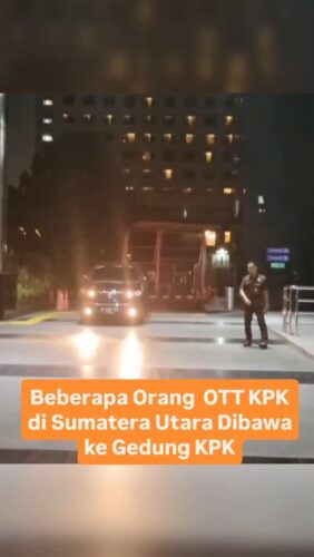 Enam Orang Terjaring OTT KPK di Sumatera Utara Dibawa ke Gedung KPK
Enam orang yang terjaring dalam operasi tangkap tangan (OTT) di Mandailing Natal, Sumatera Utara, sudah dibawa ke Gedung Merah Putih Komisi Pemberantasan Korupsi (KPK).
Juru Bicara KPK Budi Prasetyo menyebutkan, keenam orang itu dibawa ke Gedung KPK untuk menjalani pemeriksaan lanjutan.
"Pihak-pihak yang diamankan dalam kegiatan tangkap tangan sudah tiba di Gedung KPK dan selanjutnya dilakukan pemeriksaan," kata Budi dalam keterangannya, Sabtu (28/6/2025).
Budi mengatakan, pihak-pihak yang ditangkap itu terdiri dari aparatur sipil negara dan swasta.
"Siapa saja pihak-pihak yang diduga terlibat dan bagaimana konstruksi perkaranya akan kami sampaikan pada kesempatan berikutnya," ujarnya.
Sebelumnya, Komisi Pemberantasan Korupsi (KPK) melakukan operasi tangkap tangan (OTT) di Medan, Sumatera Utara. Informasi tersebut dibenarkan oleh Wakil Ketua KPK Fitroh Rohcahyanto saat dikonfirmasi pada Jumat (27/6/2025).
"Benar," kata Fitroh.
Adapun OTT ini adalah "operasi senyap" kedua KPK pada 2025. Terakhir kali KPK melakukan tangkap tangan berlangsung pada Maret 2025 di Ogan Komering Ulu, Sumatera Selatan.