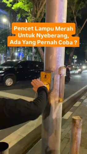 Pencet lampu marah untuk nyebrang, tapi tidak ada satu pun kendaraan yang mau berhenti , pada kenapa ya gak mau berhenti?