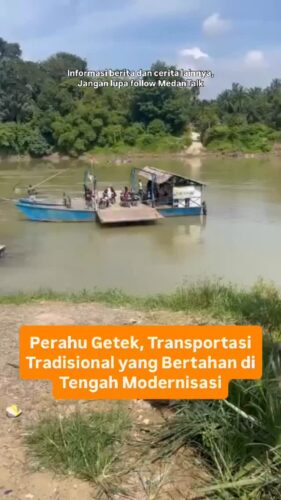 Perahu Getek, Transportasi Tradisional yang Bertahan di Tengah Modernisasi
Di tengah arus modernisasi yang terus berkembang, masih ada transportasi tradisional yang bertahan dan menjadi bagian tak terpisahkan dari kehidupan masyarakat. Salah satunya adalah perahu getek, sebuah moda transportasi air yang telah digunakan selama berabad-abad di Indonesia.
Perahu getek adalah jenis perahu tradisional yang terbuat dari bambu atau kayu yang diikat dengan tali atau rotan. Perahu ini memiliki desain yang sederhana dan ringan, membuatnya mudah untuk dikemudikan dan dipindahkan. Getek biasanya digunakan untuk mengangkut barang atau orang di sungai, danau, atau laut.
Meskipun telah ada banyak kemajuan teknologi dalam transportasi, perahu getek masih digunakan oleh masyarakat di beberapa daerah di Indonesia. Hal ini karena perahu getek memiliki beberapa kelebihan, seperti biaya operasional yang rendah, kemampuan manuver yang baik di perairan dangkal, dan ramah lingkungan.
Di beberapa daerah, perahu getek juga menjadi bagian utama dan penting dari transportasi penyeberangan masyarakat sekitar karena keterbatasan jembatan atau harus memutar jauh jika akan menyebrang di jembatan.
seoerti yang ada didaerah Kabupaten Langkat Sumatera Utara ini, masyarakat masih tetap menggunakan getek ini untuk menyebrangi sungai, walau harus membayar dengan nominal tertentu untuk sepeda motor dan mobil, tetapi masyarakat tetap menggunakannya, karena lebih cepat dari pada harus menempuh jarak untuk menujuk jembatan, dan semoga dapat dibangunkan jembatan agar masyarakat juga lebih mempermudah dalam menyebrang sungai.
Meskipun demikian, perahu getek tetap menjadi bagian penting dari kehidupan masyarakat di beberapa daerah di Indonesia. Upaya pelestarian dan pengembangan perahu getek sebagai transportasi tradisional perlu dilakukan untuk memastikan bahwa warisan budaya ini dapat terus bertahan di tengah modernisasi.
