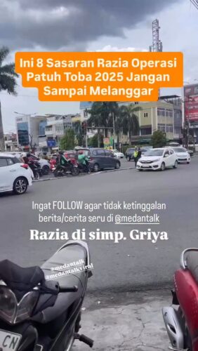 8 Sasaran Razia Info Operasi Patuh Toba 2025, Jam dan Jadwal
Korps Lalu Lintas Kepolisian Negara Republik Indonesia (Polri) akan menggelar Operasi Patuh 2025 sepanjang Senin-Minggu (14-27/7/2025). Operasi yang berlangsung selama 2 pekan itu akan digelar serentak se-Indonesia, termasuk wilayah Sumatera Utara (Sumut) dalam Operasi Patuh Toba 2025.
Operasi Patuh 2025 digelar serentak oleh Korlantas Polri dengan 3 pendekatan utama, yaitu preemtif, preventif, hingga represif secara simultan atau beriringan. Targetnya, Operasi Patuh 2025 menyasar pada pelanggaran yang berpotensi menyebabkan kecelakaan, baik kendaraan roda dua maupun roda empat.
“Seperti melawan arus, tidak memakai helm, menggunakan handphone saat berkendara, mengemudi di bawah umur, dan lain-lain,” ucap Kombes Pol. Aries, dikutip dari laman Korlantas Polri.
Oleh karenanya, masyarakat diimbau untuk mematuhi peraturan lalu lintas, seperti memakai helm ber-Standar Nasional Indonesia (SNI). Selain itu, masyarakat juga diimbau untuk melengkapi surat-surat penting.
Lebih lanjut, Satuan Lalu Lintas (Satlantas) Polresta Medan, telah merinci sejumlah target pelanggaran dalam Operasi Patuh Toba 2025 melalui Instagram, Jumat (11/7/2025).
Berikut ini target pelanggaran Operasi Patuh Toba 2025 yang berlangsung pada Senin-Minggu (14-27/7/2025):
1. Pengemudi dan penumpang sepeda motor wajib menggunakan helm SNI dan safety belt
2. Dilarang menggunakan handphone saat mengemudi kendaraan
3. Pengguna lalu lintas wajib mematuhi rambu lalu lintas, dilarang keras “melawan arus”
4. Dilarang berkendara melebihi batas kecepatan yang telah ditentukan
5. Dilarang berkendara di bawah umur
Kendaraan roda 2 dan roda 4 yang tidak dilengkapi surat-surat (SIM dan STNK)
6. Pengendara yang melanggar marka jalan
7. Tidak menggunakan plat nomor/TNKB palsu
8. Pengemudi atau pengendara dalam pengaruh/mengkonsumsi alkohol
Diperkirakan, Operasi Patuh Toba 2025 akan berlangsung antara pukul 07.00-09.00 WIB. Kemungkinan lain, operasi ini akan dilanjutkan siang hari sekira pukul 13.00 WIB.
Share, tag dan mention kawan dan keluarga agar tidak melanggar