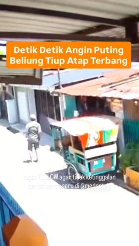 Detik detik Angin Puting Beliung melanda kota Medan selain Cuaca Panas sampai Atap Rumah Terbang
Menurut pengirim video: “Kejadian pada hari sabtu, 19 juli 2025 di Jalan Pelajar Timur Medan. Awalnya cuaca panas terik, tiba-tiba ada angin kencang biasa yang hanya menerbangkan debu jalanan saja sampai akhirnya angin semakin kencang dan warga sekitar mulai panik kemudian masuk rumah, angin semakin kuat dan mulai menerbangkan seng-seng serta jemuran warga, sekitar 6 rumah mengalami kerusakkan pada bagian atap karena angin kencang tersebut, seng warga lepas dan terbang tanpa arah tetapi untung saja tidak ada korban luka akibat kejadian tersebut.
Cek video lainnya @medanku dan @medantalkviral
◇ Selalu pantau STORY dan FOLLOW @medantalk utk info kejadian/kecelakaan/lalulintas terkini yang blm tentu di post ke feed dan utk bisa ikut komentar. Ingat juga Aktifkan notifikasi agar tidak ketinggalan breaking news/story