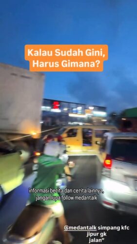 Kalau Sudah Gini, Harus bagaimana?
Penumpukan kendaraan disimpang disimpang zipur atau simpang diantara Jalan Kapt Sumarsono - Jalan Pertempuran - Jalan Veteran, sepertinya gak ada yang mau ngalah, ya terpaksa berhenti semua.
Harap tetap bersabar saat berkendara, bersabar adalah salah satu kunci agar tidak terjadi kemacetan.
Semua orang juga ingin cepat sampai tujuan,
Semua orang juga buru - buru ada keperluan,
Semua orang juga Capek dijalan,
Semua orang punya hak yabg sama dijalan
Maka, Saling mengharagai dijalan.