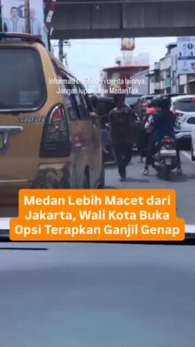 Medan Lebih Macet dari Jakarta, Wali Kota Buka Opsi Terapkan Ganjil Genap
Wali Kota Medan Rico Waas merespons data survei Tom Index 2024. Data tersebut menunjukkan bahwa Kota Medan menempati urutan kedua sebagai kota termacet di Indonesia, bahkan di atas Jakarta.
Sementara, di posisi pertama adalah Kota Bandung. Sementara, Jakarta berada di posisi ke lima.
“Nah kita kembali ke Jakarta pernah jadi termacet ya, dan sekarang tidak lagi begitu ya dengan indikator tertentu,” kata Rico kepada kumparan, Jumat (4/7).
“Nah artinya Jakarta telah berubah moda transportasinya, busnya telah terintegrasi ya artinya Kota Medan harus bertransformasi,” kata dia.
Untuk itu, kata Rico, saat ini pihaknya sedang mengkaji sejumlah opsi. Misal seperti sistem ganjil genap kendaraan hingga opsi menyediakan moda transportasi seperti JakLingko.
“Misal ganjil genap, apabila diterapkan Kota Medan nah ini kita butuh kajian. Memungkinkah ready? Itu yang akan kami kaji,” kata dia.
“Tapi rencana terbaiknya adalah perbuahan sistem transportasinya. Sekarang bisa lihat bus listrik sudah nyaman. Nah tapi kan ada harapan lagi dari masyakat bagaimana bisa jangkau ke daerah yang lebih terdalam yang ga dijangkau bus listrik. Kalau misalnya ada bus yang lebih nyaman dan ukurannya tidak sebesar bus listrik, ukuran seperti angkot, kan itu menarik juga,” sambungnya.
Lantas, apakah akan ada penambahan bus listrik sebagai solusi?
Rico tidak menegaskan secara langsung soal penambahan ini. Yang pasti, kata dia, saat ini pihaknya sedang merancanakan pembangunan halte.
“Ada rencana pembangunan di arti tambahan, di titik-titik terminalnya. Artinya kalau sudah penambahan tersebut, moda transportasi berubah, kalau sudah berubah pastinya ada penambahan ke depannya,” kata dia.
“Apakah dengan ukuran yang sama? Itu dalam kajian kami. Nah saya lebih mendorong yang bagaiamana bisa masuk ke daerah terdalam. Supaya masyakarat bisa dapat benefit,” sambungnya.
Sumber : kumparan.com