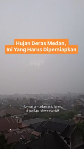 Persiapan Sebelum Berkendara Saat Hujan
1. Jas Hujan yang Baik dan Aman
- Gunakan jas hujan model setelan (atas dan bawah).
- Hindari jas hujan model ponco karena:
- Mudah tersangkut di roda.
- Berbahaya saat tertiup angin.
- Mengganggu pengendara lain.
2. Helm yang Nyaman
- Gunakan helm full face atau half face dengan visor bening agar tidak silau dan pandangan tetap jelas.
- Pastikan visor tidak buram atau berembun (bisa gunakan anti-fog).
3. Sepatu dan Sarung Tangan Anti Air
- Gunakan sepatu yang menutup mata kaki dan tahan air.
- Pakai sarung tangan anti air agar tangan tetap hangat dan tidak licin saat menggenggam gas dan rem.
4. Pelindung Barang (Rain Cover)
- Gunakan penutup tas atau pelindung barang agar dokumen, HP, dan barang elektronik tidak basah.
5. Kondisi Motor yang Prima
- Rem, ban, dan lampu harus dalam kondisi baik.
- Pastikan ban tidak botak (harus punya alur agar tidak licin).
- Periksa lampu utama, sein, dan rem berfungsi dengan baik agar terlihat oleh pengendara lain.
6. Pastikan Bahan Bakar Cukup
- Hujan bisa membuat perjalanan lebih lama karena macet atau harus memutar — pastikan tangki bahan bakar terisi.
- Bawa kantong plastik atau dry bag untuk jaga-jaga jika ada barang tambahan yang harus dilindungi dari air.
- Gunakan masker anti air atau buff, agar tetap hangat dan terlindung dari angin dingin.
- Cek kondisi rantai dan pelumas — air hujan bisa mengikis pelumas rantai.
- Kalau kamu sering naik motor saat musim hujan, bisa juga pertimbangkan pasang:
- Pelindung tangan (hand guard)
- Cover tambahan di spion
- Lap microfiber untuk cepat mengelap visor saat berhenti.