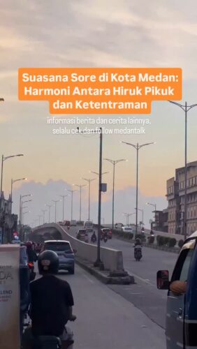 Suasana Sore di Kota Medan: Harmoni Antara Hiruk Pikuk dan Ketentraman
Menjelang sore hari, Kota Medan mulai memperlihatkan wajahnya yang berbeda. Jika pada pagi hingga siang hari kota ini penuh dengan hiruk-pikuk kendaraan, aktivitas perkantoran, dan laju ekonomi yang terus bergerak, maka ketika mentari mulai condong ke barat, suasana perlahan berubah menjadi lebih santai, lebih hangat, dan sarat makna.
Langit di atas Medan biasanya akan mulai memerah keemasan sekitar pukul lima sore. Cahaya matahari menyelinap di antara gedung-gedung tinggi dan pohon-pohon tua yang masih berdiri kokoh di beberapa sudut kota. Para pengendara motor dan mobil mulai memperlambat laju, bukan hanya karena lalu lintas sore yang padat, tapi juga karena mereka tahu: ini saatnya untuk kembali ke rumah.
Di sekitar Lapangan Merdeka, suasana sore terasa begitu hidup. Anak-anak bermain bola, orang berjalan santai menikmati udara yang mulai sejuk, dan para pedagang kaki lima mulai menata dagangan mereka. Aroma kacang rebus, jagung bakar, dan sate yang mengepul dari gerobak kaki lima menjadi bagian khas dari atmosfer sore di Medan.
Tak jauh dari sana, kawasan Kesawan perlahan diselimuti nuansa nostalgia. Bangunan-bangunan tua bergaya kolonial memantulkan cahaya jingga sore hari, menghadirkan keindahan masa lalu yang masih lestari.
Bergeser ke daerah lain seperti Taman Ahmad Yani atau sekitar Masjid Raya, suasana religius dan kekeluargaan lebih terasa. Jamaah mulai berdatangan untuk bersiap salat Magrib, sementara warga lainnya duduk-duduk di bangku taman, sekadar berbincang atau menikmati jajanan sore.
Tak bisa dilupakan juga suasana kuliner yang mulai menggeliat di petang hari. Medan memang dikenal sebagai surga kuliner, dan waktu sore adalah pembuka dari pesta rasa yang berlangsung hingga malam. Mulai dari lontong medan, martabak piring, mie aceh, hingga soto medan semua mulai muncul di warung-warung tenda di berbagai sudut kota.
Suasana sore di Medan bukan sekadar peralihan waktu. Ia adalah jeda yang penuh warna – antara lelah dan istirahat, antara keramaian dan keheningan, antara manusia dan kota yang saling meneduhkan di bawah langit jingga.