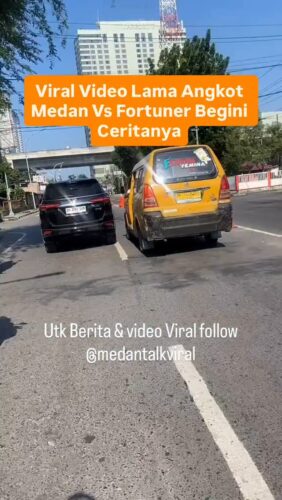 Viral video lama Angkot Medan vs Fortuner di jalanan, kok bisa?… Begini ceritanya…
Kejadian tersebut sebenarnya di tahun 2024 namun video tersebut kembali viral hingga hari ini
Kejadian itu sekitar pukul 08:57 WIB, waktu setempat, Minggu 5 Mei 2024 di Jalan Perintis, Kemerdakaan Medan.
Sopir angkot, atau angkutan kota nekat pepet mobil Toyota Fortuner di Medan, Sumatera. Namun siapa sangka, ternyata pengemudi Fortuner itu polisi, tapi sopir angkot itu tidak mengetahui profesi lawannya tersebut.
Sehingga saat pengemudi Fortuner itu turun, dan menghampirinya sempat terjadi pukul-pukulan, dan adu mulut, seperti yang terlihat dalam unggahan video
Melalui tayangan itu terlihat, awalnya angkot itu mendekati Fortuner dari sisi kanan dengan memepetnya berkali-kali, hingga melewati rel kereta Fortuner itu mendahului angkot kuning tersebut.
Saat keduanya berhenti, pengemudi Fortuner tersebut turun dan menghampiri sopir angoot hingga terjadi cekcok, dan dipisahkan oleh pengguna jalan yang melihatnya.
“Angkot senggolan sama Fortuner di Medan. Menurut pengirim video awal kejadiannya juga enggak begitu pasti, tapi terlihat disimpang Perintis itu, spion Fortuner sebelah kiri disenggol sama angkot sampai patah,” tulis statusnya.
sumber viva
Video @medantalk