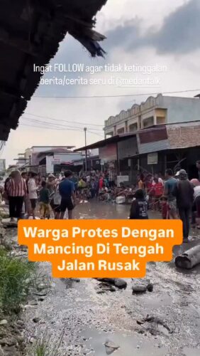 Warga Protes Jalan Rusak Dengan Memancing di tengah jalan
Menurut pengirim video: “kegiatan ini terjadi pada pukul 4 sore tadi 26/07/25 dk Jalan Setia Makmur, Dusun 2
Desa Sunggal Kanan Kecamatan Sunggal Kabupaten Deli Serdang”
Sebelumnya warga juga menebar ikan ke jalanan tersebut yang terlihat di video postingan @medanku
◇ Selalu pantau STORY dan FOLLOW @medantalk utk info kejadian/kecelakaan/lalulintas terkini yang blm tentu di post ke feed dan utk bisa ikut komentar. Ingat juga Aktifkan notifikasi agar tidak ketinggalan breaking news/story
