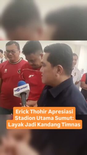 Erick Thohir Apresiasi Stadion Utama Sumut: Layak Jadi Kandang Timnas
Ketua Umum PSSI, Erick Thohir, mengapresiasi warga Sumatera Utara selama perhelatan Piala Kemerdekaan 2025 yang berlangsung di Stadion Utama Sumatera Utara pada 12-18 Agustus 2025.
Dalam laga penutupan turnamen yang berakhir Senin (18/8), Mali dinobatkan sebagai juara usai mengalahkan Timnas U-17 dengan skor, 2-1. Meski kalah, Erick memuji masyarakat Sumut yang dinilai terus mendukung Timnas.
"Dengan segala kerendahan hati dan ketulusan untuk suporter timnas saya ucapkan terima kasih kepada warga Sumut. Ini dalam dua pertandingan terakhir Timnas U17, yang nonton di atas 21 ribu. Artinya suporter Sumut benar-benar fans sejati karena untuk pertandingan internasional U-17 tidak pernah ada yang sepadat seperti di Sumatera Utara ini," ujar Erick Thohir usai pertandingan yang juga disaksikan Gubernur Sumatera Utara, Bobby Nasution dan Bupati Deli Serdang, Ashari Tambunan, Senin (18/8).
Erick juga memuji fasilitas stadion yang mampu menampung 25 ribu penonton sebagai arena yang melambangkan kemajuan sepak bola di provinsi tersebut.
"Ini menunjukkan keseriusan pak gubernur dan bupati yang terus membangun fasilitas sepakbola sehingga Sumatera Utara layak jadi kandang Timnas karena punya stadion bagus, pemerintah daerahnya support, dan fanatisme suporter yang luar biasa terhadap timnas," ujarnya.
Ia menambahkan, selain dukungan maksimal kepada Timnas, fasilitas dan keramahtamahan yang diberikan kepada tim-tim tamu dari negara lain menjadikan nilai tambah bagi Indonesia yang mampu menjadi tuan rumah yang baik.