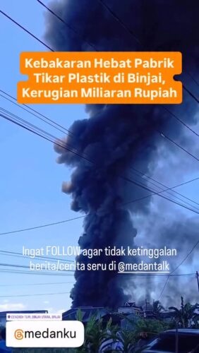 Kebakaran Hebat Pabrik Tikar Plastik di Binjai, Kerugian Miliaran Rupiah
Kebakaran hebat melanda pabrik pembuatan tikar plastik di Jalan Kolonel Yos Sudarso, Kelurahan Cengkeh Turi, Kota Binjai, Sumatera Utara, Selasa (12/8/2025) siang. Meski tidak ada korban jiwa, pemilik pabrik diperkirakan menanggung kerugian hingga miliaran rupiah.
Api diduga berasal dari mesin produksi tikar plastik yang berada di bagian belakang pabrik. Kobaran api menjulang hingga belasan meter dan menimbulkan asap hitam pekat yang terlihat dari jarak hingga 10 kilometer.
Petugas Pemadam Kebakaran (Damkar) Kota Binjai mengerahkan 80 personel dan delapan unit mobil pemadam milik Pemko Binjai, ditambah satu unit dari Pemkab Langkat.
Mereka berjibaku memadamkan api dan mencegah agar tidak merambat ke tabung gas serta bahan-bahan produksi yang mudah terbakar.
Sumber: IDNtimes