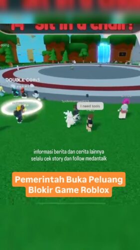 Pemerintah Buka Peluang Blokir Game Roblox
Mensesneg Prasetyo Hadi mengomentari viral permainan game Roblox yang digandrungi anak-anak. Prasetyo membuka kemungkinan pemblokiran game Roblox tersebut.
"Kalau memang kita merasa sudah melewati batas, apa yang ditampilkan di situ memengaruhi perilaku dari adik-adik kita, ya tidak menutup kemungkinan. Kita mau melindungi generasi kita, nggak ragu-ragu juga kita. Kalau memang itu mengandung unsur-unsur kekerasan, ya kita tutup, nggak ada masalah," kata Prasetyo kepada wartawan di Istana Kepresidenan Jakarta, Selasa (5/8/2025).
Jubir Istana ini menekankan pentingnya menjaga generasi muda dari paparan buruk dari media televisi hingga game. Dia mengatakan pemerintah terus meminimalkan konten-konten digital yang terdapat muatan negatif.
"Tapi intinya begini, bukan masalah Roblox-nya ya, tetapi kita perlu memahami sebagai sebuah bangsa bahwa ada unsur-unsur terbentuk yang memang harus kita pikirkan betul supaya tidak memengaruhi generasi-generasi muda kita di depannya. Misalnya, unsur-unsur yang mengandung apa pun itu bentuknya, mau game, mau siaran di televisi, mau pemberitaan, mau melalui media mainstream, maupun melalui media sosial," ujar Prasetyo.
"Memang ini menjadi keresahan kita bersama-sama bahwa konten-konten yang muncul di situ, kita harus betul-betul mencoba mengurangi hal-hal yang bisa menumbuhkan sesuatu yang kurang baik bagi yang menonton, terutama bagi generasi muda-generasi muda kita," lanjutnya.
Prasetyo menyebut pihaknya telah berkoordinasi dengan Kementerian Komdigi terkait Roblox. Dia menyebut Komdigi rutin melakukan evaluasi mengenai konten-konten digital.
Sebelumnya, Menteri Pendidikan Dasar dan Menengah (Mendikdasmen) Abdul Mu'ti sempat melarang siswa bermain game Roblox. Hal itu disampaikannya saat memantau program Cek Kesehatan Gratis (CKG) di SDN Cideng 02 Jakarta Pusat. Ia menemukan banyak murid jenjang SD bermain game Roblox.
Awalnya, Menteri Mu'ti menanyakan apakah murid-murid suka dan sering bermain ponsel. Ia mengingatkan bila bermain ponsel bukanlah hal yang salah, asal tak boleh terlalu lama dan menonton konten kekerasan.