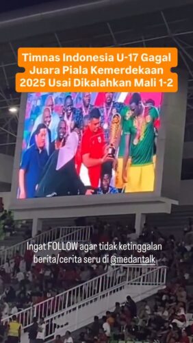 Timnas Indonesia U-17 Gagal Juara Piala Kemerdekaan 2025 Usai Dikalahkan Mali 1-2
Siapa ikut hadir nonton?
Timnas Indonesia U-17 gagal merengkuh juara di Piala Kemerdekaan 2025. Hasil minor ini diketahui usai tim besutan Nova Arianto kalah 1-2 dari Mali pada laga pemungkas di Stadion Utama Sumatera Utara, Senin (18/8/2025).
Sejak awal pertandingan, Mali tampil dominan dengan tekanan ketat yang membuat para pemain Indonesia U-17, termasuk Matthew Baker, kesulitan membangun serangan. Gempuran dari Mali akhirnya membuahkan hasil pada menit ke-22.
Sebuah sundulan keras dari pemain depan Mali tak mampu dihalau kiper Daffa Al Gasemi, membuat skor berubah 1-0. Tak lama berselang, Mali kembali memperlebar keunggulan.
Tembakan spekulasi Dembele dari luar kotak penalti melesat deras ke gawang Indonesia tanpa bisa dihalau Daffa, mengubah kedudukan menjadi 2-0. Meski tertinggal, Timnas U-17 tidak menyerah.
Melalui skema serangan balik, Indonesia berhasil memperkecil ketertinggalan. Sundulan akurat dari Fadly Alberto Hengga. Hingga interval pertama usai skor 1-2 untuk keunggulan Mali tak berubah.
◇ Selalu pantau STORY dan FOLLOW @medantalk utk info kejadian/kecelakaan/lalulintas terkini yang blm tentu di post ke feed dan utk bisa ikut komentar. Ingat juga Aktifkan notifikasi agar tidak ketinggalan breaking news/story