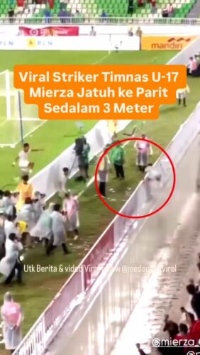 Viral Striker Timnas U-17 Mierza Jatuh ke Parit Sedalam 3 Meter
Striker Timnas Indonesia U-17 Mierza Firjatullah viral di media sosial setelah jatuh nyungsep ke parit dengan kedalaman sekitar 3 meter saat merayakan gol ke gawang Tajikistan U-17 pada laga Piala Kemerdekaan 2025 di Stadion Utama Sumatera Utara, Deli Serdang, Selasa (12/8).
Mierza berhasil membawa Indonesia unggul atas Tajikistan saat laga baru berjalan 34 menit. Penyerang 16 tahun itu kemudian berlari ke arah tribune penonton di belakang gawang Tajikistan U-17 untuk merayakan gol.
Awalnya Mierza melompat pagar belakang gawang dengan aman. Tidak lama berselang, pemain Persik Kediri itu melompat pagar tepat di depan tribune penonton. Dalam tayangan televisi terlihat Mierza tiba-tiba menghilang dari sorotan kamera.
Dalam video yang viral beredar di media sosial, Mierza ternyata jatuh ke dalam parit yang berada tepat di depan tribune penonton. Mierza sepertinya mengira tidak ada parit pembatas antara pagar stadion dengan pagar tribune penonton.
Mierza terlihat terkejut saat nyungsep ke parit tersebut. Rekan setim Mierza, Eizar Jacob dan Zahaby Gholy, yang tepat berada di belakang untuk merayakan gol, hanya bisa meihat ketika Mierza nyungsep ke dalam parit sekitar tiga meter tersebut.
Mierza sempat terlihat kesakitan. Dia terlihat duduk sejenak untuk mengambil napas setelah terjatuh ke dalam parit. Beruntung, Mierza tidak mengalami cedera. Mierza berhasil bangun dan berlari.
Salah satu steward stadion sempat berusaha berlari menghampiri Mierza untuk membantu. Namun, Mierza berhasil bangkit terlebih dulu dan berlari ke lapangan. Mierza kemudian disambut Evandra Florasta di pinggir lapangan untuk melanjutkan perayaan gol.
Mierza berhasil melanjutkan pertandingan Indonesia vs Tajikistan U-17 hingga babak pertama usai. Namun di babak kedua, Mierza ditarik keluar pelatih Nova Arianto.
Pertandingan Timnas Indonesia U-17 vs Tajikistan U-17 berakhir imbang 2-2. Selanjutnya Indonesia akan melawan Uzbekistan pada Jumat (15/8).
Siapa ikut nonton?
Cek video close up @medanku
Utk Berita & video Viral follow @medantalkviral
Sumber: cnn