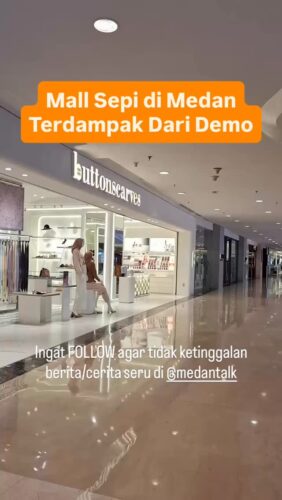 Mall di Medan Sepi Pengunjung Terdampak Dari Aksi Unjuk Rasa
Sejumlah pusat perbelanjaan di Kota Medan tampak sepi pengunjung dan mengambil langkah pengamanan ekstra akibat aksi demonstrasi yang berlangsung dalam beberapa hari terakhir.
Contohnya Sun Plaza Mall, Jalan KH Zainul Arifin, Kecamatan Medan Polonia, terlihat kawat berduri telah disiagakan di pintu masuk utama.
“Kami siagakan besi penghalang dari kawat berduri, untuk antisipasi para massa demonstran masuk ke mall ini,” ujar Satpam Sun Plaza, Andi Sitompul, Senin (1/9/2025).
Suasana parkiran juga mencerminkan kondisi sepi. Dari area roda dua hingga roda empat, hanya sebagian kecil parkiran yang terisi. Parkiran mobil di lantai dua hingga empat bahkan nyaris kosong.
Hal ini dibenarkan oleh Alfikri Nasution, petugas keamanan di area parkir lantai dua. “Sepi kali memang pengunjung, saat hari biasa seperti ini kondisi parkiran lantai dua biasanya terisi cukup penuh, tapi kita lihat sendiri parkirnya sepi begini,” tuturnya.
Kondisi serupa terjadi di Delipark Mall, di mana pihak manajemen juga memasang kawat berduri di sejumlah pintu masuk untuk mencegah massa masuk ke area mall.
Meski demikian, seluruh toko di kedua mall ini tetap beroperasi normal, tidak ada penutupan seperti yang terjadi di beberapa pusat perbelanjaan di Jakarta.
Semoga semua akan kembali normal segera agar aktivitas ekonomi bisa berputar dan tidak terdampak lebih parah.
Sumber: mistar