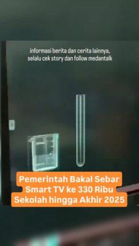 Pemerintah Bakal Sebar Smart TV ke 330 Ribu Sekolah hingga Akhir 2025
Pemerintah tengah menyiapkan distribusi layar digital pintar atau smart digital screen untuk sekolah-sekolah di seluruh Indonesia. Presiden Prabowo Subianto menargetkan proses distribusi akan mencapai 330 ribu sekolah hingga akhir 2025.
"Tahun ini kita harapkan 330 ribu sekolah (termasuk sekolah rakyat) akan dapat. 10 November 2025, (nanti) 100 ribu sekolah akan dapat, sekarang baru 10 ribu," kata Prabowo setelah meninjau Sekolah Rakyat Menengah Atas (SRMA)
Prabowo menegaskan pentingnya pemanfaatan teknologi dalam meningkatkan kualitas pendidikan di Indonesia, khususnya di Sekolah Rakyat. Teknologi ini diharapkan mendukung pembelajaran jarak jauh dan pemerataan akses pendidikan.
"Sekarang pun kita sudah sebarkan, tapi baru mampu satu sekolah, satu layar digital pintar, istilahnya smart digital screen. Baru mampu satu sekolah satu. Tapi berarti tahun ini kita harapkan 330 ribu sekolah akan dapat," ujarnya.
Prabowo mengatakan melalui teknologi tersebut, siswa dapat belajar dari konten terbaik, termasuk animasi dan materi interaktif, serta didukung pembelajaran jarak jauh dari guru-guru pilihan. Ia menilai sistem ini dapat membantu daerah-daerah yang masih kekurangan guru atau memiliki keterbatasan tenaga pengajar.
"Ada guru-guru yang terbaik, tiap mata pelajaran kita akan seleksi, mungkin 20-30 guru terbaik, tiap mata pelajaran akan siaran dari studio jarak jauh. Berarti secara teoritis, guru ini bisa bantu semua kelas di seluruh Indonesia," jelasnya.
Selain itu, Prabowo mengatakan fasilitas smart TV bersifat interaktif, memungkinkan pengawasan langsung terhadap kegiatan belajar mengajar. Teknologi ini juga membuka peluang bagi siswa maupun guru untuk mengakses materi kapan saja, termasuk melalui telepon seluler.
"Murid-murid yang nanti kurang ini, bisa ulangi lagi pelajaran, bisa ulangi dan itu bisa juga diakses dari handphone. Semua konten bisa dari handphone. Guru pulang, dia bisa buka. Jadi kita interaktif," imbuhnya.