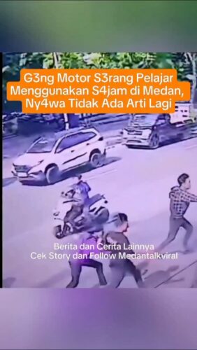 Rekaman detik-detik siswa dikejar dan dib*c0k G3ng Motor di Medan sampai Masuk Rumah Makan.
Begini lah video detik-detik seorang siswa dikejar kelompok g3ng motor yang membawa s*jam di jalan Amir Hamzah, Medan.
Peristiwa itu terjadi pada Jumat (27/9/2025). Tampak seorang remaja berseragam sekolah menjadi korb*n keb3ringas4n kelompok geng motor.
Para pelaku kemudian memb4cok korb*n hingga membuat warga ketakutan.
.
Masyarakat dihimbau untuk selalu berhati-hati
Utk Berita & video Viral follow @medantalkviral