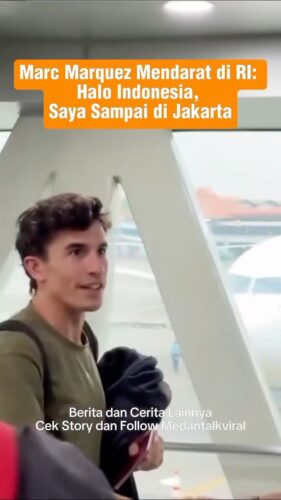 Sang juara dunia MotoGP 2025 Marc Marquez telah mendarat di Jakarta. Marquez langsung menyapa penggemarnya di Indonesia menggunakan bahasa Indonesia.
Hari ini, Selasa (30/9/2025) menjadi hari spesial bagi penggemar MotoGP di Indonesia. Pencinta MotoGP Tanah Air kedatangan dua nama besar pebalap hebat, yaitu Valentino Rossi dan Marc Marquez.
Kehadiran keduanya di Jakarta tentu menjadi momen langka, mengingat Rossi sudah pensiun dari MotoGP sejak 2021. Sementara Marquez masih aktif membalap, serta menjadi sorotan bersama tim Ducati, yang telah meraih juara dunia MotoGP 2025.
Marquez dan Rossi tiba di Jakarta semalam. Setelah mendarat di Jakarta, Marquez menyapa penggemarnya menggunakan bahasa Indonesia.
Para rider MotoGP beserta timnya akan bertolak ke Lombok, Nusa Tenggara Barat, untuk melakoni balapan MotoGP Indonesia yang digelar di Sirkuit Pertamina Mandalika. Rangkaian balap MotoGP di Mandalika akan berlangsung pekan ini, dimulai dengan latihan pada hari Jumat (3/10/2025), kualifikasi dan sprint race di hari Sabtu (4/10/2025) hingga balapan utama di hari Minggu (5/10/2025).
Marc Marquez sudah memastikan dirinya menjadi juara dunia MotoGP 2025 di MotoGP Jepang akhir pekan kemarin. Kemenangan ini ia raih setelah menjalani masa-masa sulit beberapa tahun terakhir. Tahun 2020, Marquez mengalami patah lengan yang baru sembuh pada pertengahan 2022. Kemudian dia juga mengalami masalah dengan diplopia yang berulang. Marquez juga berjuang melawan mesin Honda yang kurang kompetitif.
Ternyata setelah beberapa operasi dan 108 kali terjatuh, ia kembali mengangkat trofi juara dunia MotoGP. Terakhir kali, Marquez meraih gelar ini pada 2019 saat masih berseragam Repsol Honda.
"Sulit untuk berbicara. Saya tidak ingin mengingat apa yang telah saya lalui, saya hanya ingin menikmati momen ini, tetapi memang benar itu sulit. Itu sangat sulit. Tapi sekarang saya berdamai dengan diri sendiri. Jadi, saya melakukan kesalahan besar dalam karier saya dengan bangkit lebih awal, lalu saya berjuang, berjuang, berjuang. Saya merasa damai," katanya
Utk Berita & video Viral follow @medantalkviral