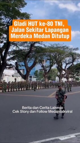 TNI menggelar gladi dalam rangka HUT ke-80 TNI yang akan dipusatkan di Lapangan Merdeka Medan. Saat gladi hari ini, jalan di sekitaran Lapangan Merdeka ditutup.
Dalam pantauan, Selasa (30/9/2025) gladi tersebut berpusat di sekitaran Lapangan Merdeka, salah satunya di Jalan Balai Kota. Terlihat para personel TNI berbaris melakukan sejumlah atraksi.
Sejumlah petugas kepolisian dan TNI bersiaga di sejumlah titik untuk melakukan pengaturan lalu lintas. Bagi pengendara yang hendak menuju Balai Kota akan dialihkan menuju jalan lain. Misalnya, pengendara yang datang dari arah Jalan Ahmad Yani akan dialihkan ke Jalan Ahmad Yani VII.
Selain itu, Jalan Kapten Maulana Lubis yang berada di depan kantor Wali Kota Medan juga ditutup. Alhasil, pengendara akan dialihkan menuju Jalan Imam Bonjol.
Sementara pengendara yang datang dari arah Jalan Perdana tidak dapat lurus menuju Jalan Pengadilan dan harus berbelok kiri ke Jalan Imam Bonjol ke arah RS Siloam, sama halnya dengan pengendara yang datang dari arah DPRD Sumut. Selain itu, Jalan Stasiun Kereta Api yang berada tepat di bawah overpass juga ditutup.
Informasi penutupan itu dibenarkan oleh Kasat Lantas Polrestabes Medan AKBP I Made Parwita. Dia mengatakan gladi itu dalam rangka HUT ke-80 TNI yang akan berpusat di Lapangan Merdeka Medan pada 5 Oktober 2025 nanti.
Made menjelaskan penutupan itu digelar sejak pukul 08.00-12.00 WIB. Lalu, penutupan kembali dilanjutkan mulai pukul 13.30-15.00 WIB. Perwira menengah polri itu menjelaskan bahwa gladi juga akan dilakukan pada tanggal 3 Oktober nanti dan acara puncak HUT pada 5 Oktober 2025.
"Sesuai hasil rapat, gladi hari ini, gladi bersih tanggal 3 (Oktober) dan pelaksanaan tanggal 5, besok nggak ada, kalau nggak ada perubahan ya," sebutnya.
Made mengatakan penutupan itu memang cukup berdampak kepada pengendara karena lokasi penutupan berada di tengah kota.
"Memang agak berdampak karena di kota, mudah-mudahan sore ini cepat selesai biar tidak mengganggu arus lalu lintas anak pulang sekolah, masyarakat pulang kerja," pungkasnya.
Utk Berita & video Viral follow @medantalkviral