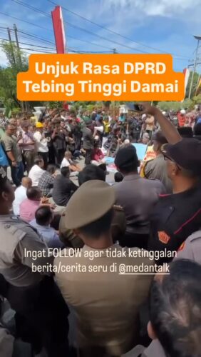 Unjuk Rasa Damai di DPRD Tebingtinggi, Tuntut Pengesahan RUU Perampasan Aset
Puluhan massa dari mahasiswa Cipayung Plus bersama FOKATT, masyarakat sipil dan Komunitas Ojek Online menggelar aksi unjuk rasa damai, Senin (1/9/2025) pagi.
Aksi massa dimulai dari titik kumpul di Taman Revolusi Lapangan Merdeka, lalu bergerak ke Mapolres Tebingtinggi dan dilanjutkan ke Kantor DPRD Kota Tebingtinggi.
Kelompok massa aksi ini terdiri dari beberapa organisasi mahasiswa yakni GMNI (Gerakan Mahasiswa Nasional Indonesia), PMII (Pergerakan Mahasiswa Islam Indonesia), IMM (Ikatan Mahasiswa Muhammadiyah), dan HIMMAH (Himpunan Mahasiswa Al Washliyah, beserta FOKATT (Forum Kreativitas Anak Tebing Tinggi) dan Komunitas Ojol Kota Tebingtinggi.
Dalam aksi damai di depan Mapolres Tebingtinggi, Jalan Pahlawan, massa menyampaikan orasi singkat dan melakukan aksi tabur bunga sebagai bentuk simbolis duka dan protes atas berbagai kasus yang belum terselesaikan, termasuk kematian driver Ojol, Affandi Kurniawan.
Usai aksi sejenak di Mapolres Tebingtinggi, massa bergerak dengan berjalan kaki menuju ke Kantor DPRD Tebingtinggi, Jalan Sutomo.
Kehadiran massa disambut langsung oleh Ketua DPRD Kota Tebingtinggi, Sakti Khaddafi Nasution didampingi beberapa anggota DPRD lainnya.
Dalam aksi di Kantor DPRD Tebingtinggi, massa menyuarakan sejumlah tuntutan penting, diantaranya pembatalan tunjangan mewah bagi anggota DPR RI, pengesahan RUU Perampasan Aset, reformasi menyeluruh terhadap institusi Polri, dan pengusutan tuntas kematian Affandi Kurniawan.
Dalam dialog terbuka di depan Kantor DPRD, Ketua DPRD bersama sejumlah anggota DPRD tampak duduk bersama massa di jalan. Mereka mendengar satu persatu tuntutan yang disampaikan massa.
Aksi berjalan dengan kondusif dan damai. Penandatanganan kesepakatan bersama juga dilakukan sebagai bentuk komitmen DPRD dalam menindaklanjuti aspirasi massa.
Setelah berorasi menyampaikan aspirasinya, massa pun membubarkan diri dengan tertib.
Aparat keamanan dari Polres Tebingtinggi dan TNI, terlihat hadir mengawal jalannya aksi. Aparat memastikan situasi tetap aman dan tertib hingga aksi selesai.
Sumber berita metro online