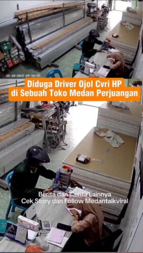 Diduga Driver Ojol Cvri HP di Sebuah Toko di Jalan Pandan, Medan Perjuangan
Aksi pencvrian diduga dilakukan oleh seorang driver ojek online di sebuah toko panglong yang berada di Jalan Pandan, Kecamatan Medan Perjuangan, Sabtu pagi (18/10/2025).
Tampak p3laku mengambil sebuah handphone dari meja toko, kemudian langsung kabur setelah aksinya.
Peristiwa tersebut terekam kamera pengawas (CCTV) dan kini videonya beredar di media sosial. Dalam rekaman, tampak pria mengenakan jaket ojek online masuk ke dalam toko dengan berpura-pura sebagai pengantar/pembeli. Saat situasi lengah, pelaku mengambil ponsel dan bergegas meninggalkan lokasi.
Utk Berita & video Viral follow @medantalkviral
Nomor plat BK di akhir video!