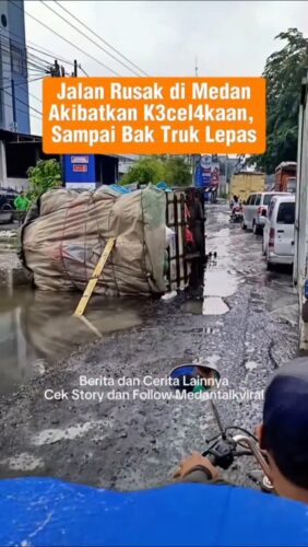Jalan rusak di Kota Medan akibatkan k3cel4kaan sampai bak Truk lepas.
Kecel*kaan kembali terjadi di Jalan Cemara , Rabu siang (22/10/2025), bak Truk terlepas akibat jalan rusak.
Warga berharap pihak pemerintah untuk memperbaiki Jalan tersebut.
Utk Berita & video Viral follow @medantalkviral