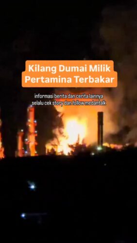 Kilang Dumai Milik Pertamina Terbakar
Kilang Dumai milik PT Kilang Pertamina Internasional (KPI) di Provinsi Riau, terbakar pada Rabu (1/10/2025) malam.
Area Manager Communication Relation & CSR Kilang Dumai Agustiawan mengatakan, tim pemadam di Kilang Dumai saat ini fokus pada penanganan kejadian di salah satu unit di kilang.
Petugas penanganan diturunkan untuk dapat segera melakukan pemadaman ke lokasi kejadian untuk mengisolasi api agar tidak meluas ke area lain. Adapun, penyebab kejadian belum diketahui dan tim masih fokus pada upaya penanganan kejadian.
Agustiawan menyampaikan permohonan maaf atas kejadian yang membuat masyarakat sekitar terganggu kenyamanannya.
"Mohon bantuan doa dari masyarakat, agar kejadian ini dapat segera kami tangani dengan baik," katanya melalui keterangan resmi.
Mengutip laman resmi Pertamina, Kilang Dumai merupakan kilang minyak terbesar ketiga di Indonesia. Kilang ini memiliki kapasitas total sebesar 170 MBPOD dengan output produk solar, avtur, Pertalite, Pertadex, MFO-LS, LSFO, UCO, NBF, smooth fluid, LPG dan green coke.
Kilang Dumai bernilai sangat strategis dan berperan penting karena turut berkontribusi memasok 16% kebutuhan energi nasional, khususnya di wilayah Sumatra Bagian Utara (Sumbagut) dan sebagian wilayah Kalimantan.