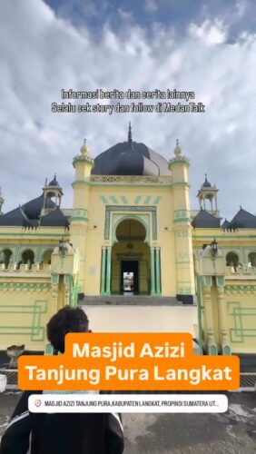 Masjid Azizi Langkat
Jejak Kejayaan Kesultanan Langkat
Masjid Azizi terletak di Tanjung Pura, Kabupaten Langkat, Sumatera Utara. Posisi masjid ini strategis: berada di tepi Jalan Lintas Sumatera (Medan–Banda Aceh), sehingga mudah diakses dari berbagai arah.
Luas tanahnya sekitar 18.000 m², dan masjid ini mampu menampung kira-kira 2.000 jamaah.
Pembangunan dimulai pada tahun 1899 M (1320 H), atas inisiatif Sultan Langkat Haji Musa.
Namun, Sultan Musa tidak sempat menyelesaikan proyek tersebut karena wafat; pembangunan kemudian dilanjutkan oleh putranya, Sultan Abdul Aziz Djalil Rachmat Syah.
Masjid itu diresmikan secara resmi pada 13 Juni 1902 M, yang bertepatan dengan 12 Rabiul Awal 1320 Hijriah.
Nama “Azizi” diambil dari nama Sultan yang menyelesaikannya, Sultan Abdul Aziz.
Masjid Azizi memiliki banyak elemen menarik dari sisi arsitektur dan hiasan:
Gaya arsitekturnya adalah perpaduan antara arsitektur Melayu, Timur Tengah, dan unsur India.
Rancangan awal ditangani oleh arsitek berkebangsaan Jerman, dengan pekerja dari masyarakat Langkat dan etnis Tionghoa.
Bahan bangunan banyak diimpor dari luar: dari Penang dan Singapura. Transportasi bahan melalui jalur sungai saat itu juga memegang peranan penting.
Jumlah pilar dalam masjid banyak: ruang utama memiliki 34 pilar, sementara teras di sekelilingnya memiliki 94 pilar.
