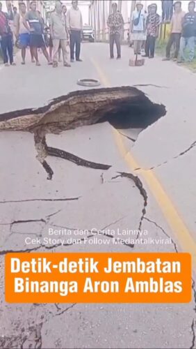 Menjelang pelaksanaan event internasional Trail of The King di Kabupaten Samosir, akses jalan utama menuju lokasi kegiatan terganggu akibat amblasnya plat injak Jembatan Binanga Aron, Desa Pardugul, Kecamatan Pangururan, Kabupaten Samosir, Kamis (16/10/2025).
Peristiwa tersebut terjadi di jalur vital yang menghubungkan Pangururan dan Tomok. Pantauan Mistar di lapangan, sebagian tanah di sisi jembatan tampak amblas hingga mengganggu kelancaran arus kendaraan roda dua maupun roda empat.
Pelaksana tugas (Plt) Kepala Dinas Pekerjaan Umum dan Penataan Ruang (PUPR) Kabupaten Samosir, Rudimantho Limbong, langsung meninjau lokasi kejadian sesaat setelah menerima laporan dari masyarakat.
Utk Berita & video Viral follow @medantalkviral