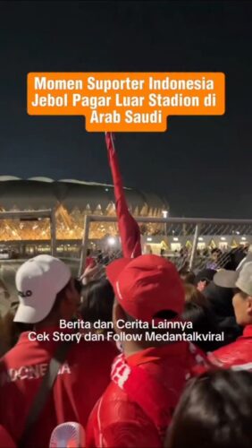 Momen Suporter Indonesia Jebol Pagar Besi Stadion di Arab Saudi
Duel Arab Saudi vs Timnas Indonesia langsung diwarnai insiden yang membuat ratusan suporter Skuad Garuda susah masuk.
Kabar ini disampaikan di akun media sosial para suporter yang hadir langsung di King Abdullah Sports City, Jeddah pada Rabu (9/10/2025).
WNI merekam ada ratusan suporter Timnas Indonesia yang tertahan di depan pintu gerbang stadion.
Ada banyak polisi yang menahan masuknya para suporter Merah Putih. Padahal mereka punya tiket tapi dipersulit petugas di Arab Saudi.
"Banyak suporter timnas yang tidak dapat masuk ke dalam stadion karena gerbang ditutup oleh polisi," kata salah satu suporter.
Dan akhirnya disaat pertandingan mau dimulai, bagaimana caranya para suporter masuk dengan menjebol pagar luar stadion.
Buset, kalau udah dukung king Indo, gak peduli kalau passpornya ditahan
Utk Berita & video Viral follow @medantalkviral