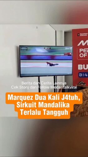 Pembalap Ducati Lenovo, Marc Marquez, kembali jatuh dalam sesi latihan bebas kedua (FP2) MotoGP Indonesia yang digelar di Sirkuit Internasional Pertamina Mandalika, Jumat (3/10/2025). Setelah melakukan kesalahan di tikungan 10, Marquez kembali crash pada tikungan lima.
Insiden kedua yang dialami Marquez lebih parah. Dia terlempar dari motornya pada kesempatan kali ini, nyaris highside.
Hal tersebut membuat bendera kuning berkibar. Marquez bisa bangun usai jatuh, namun harus dibawa marshall menggunakan motor demi ke paddock dan masuk ke ruangan tim.
Marquez jatuh hanya dalam tiga putaran dari yang seharusnya 10 dijalani. Saat ini, dia sudah kembali ke pit, namun belum ada tanda-tanda melanjutkan sesi FP2.
Utk Berita & video Viral follow @medantalkviral