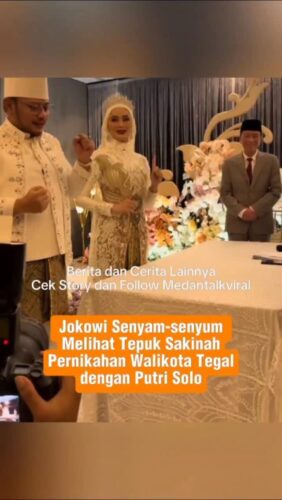 Presiden ke-7 RI Jokowi senyam-senyum dipameri tepuk sakinah pernikahan Wali Kota Tegal Dedy Yon Supriyono dengan Putri Solo, Gadis di Grand Mercure Solo Baru, Jumat (10/10)
.
.
Utk Berita & video Viral follow @medantalkviral