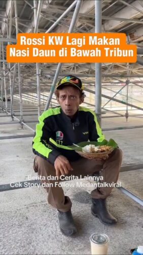 Rossi KW alias Zakki Rossi lagi makan siang di bawah tribun penonton sirkuit Mandalika Moto GP 2025.
.
.
Utk Berita & video Viral follow @medantalkviral