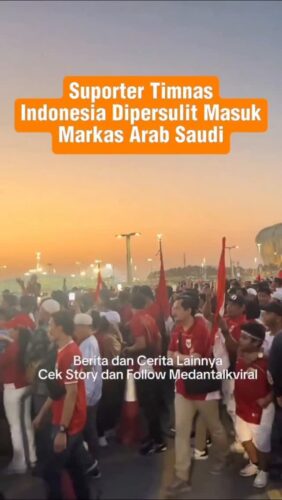 Suporter Garuda menghadapi kesulitan besar saat ingin menyaksikan laga Timnas Indonesia vs Arab Saudi pada Kualifikasi Piala Dunia 2026 Zona Asia, Rabu (8/10/2025) waktu setempat atau Kamis (9/10/2025) dini hari WIB.
Duel pekan pertama Grup B putaran keempat Kualifikasi Piala Dunia 2026 Zona Asia antara timnas Indonesia vs Arab Saudi tersaji Stadion King Abdullah Sports City, Jeddah.
Dalam pertandingan Timnas Indonesia vs Arab Saudi, suporter Garuda memiliki kuota sebanyak 4.000 tiket. Namun, sejumlah suporter mengaku mengalami hambatan serius untuk bisa masuk ke dalam stadion.
Komentator sepak bola, Malik Wildan, mengungkapkan situasi tidak kondusif di area pintu masuk stadion.
Ia menyebut beberapa suporter Timnas Indonesia sempat mengalami int1m*dasi.
Dari venue, ini banyak banget situasi yang tidak kondusif. Banyak situasi suporter away Timnas Indonesia ini dilempar-lempar dari berbagai gate," kata Malik Wildan. "Ini membuat banyak suporter tertahan. Tadi bahkan termasuk ada beberapa keluarga pemain," lanjutnya.
Menurut Malik, kondisi tersebut bahkan membuat beberapa penonton akhirnya nekat masuk tanpa tiket, termasuk sebagian suporter tuan rumah Arab Saudi. "Beberapa kondisi bahkan harus memaksa suporter masuk tanpa tiket, termasuk home team," pungkasnya.
Sebelumnya, Federasi Sepak Bola Arab Saudi (SAFF) menolak permintaan tambahan tiket untuk pendukung Timnas Indonesia.
Dari kapasitas Stadion King Abdullah yang mencapai 60.000 penonton, hanya 4.000 tiket yang diberikan untuk Garuda.
Utk Berita & video Viral follow @medantalkviral
